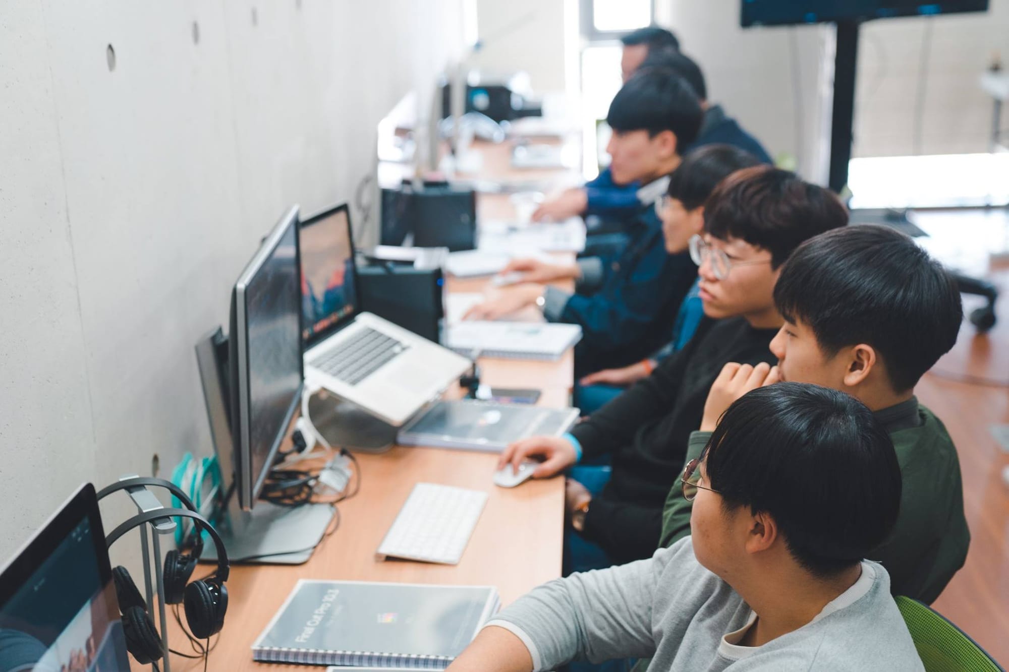 중고등부 아이들을 대상으로 영상편집 교육을 하고 있다.